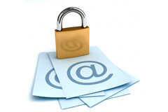 Multa de 3000 euros a un gimnasio por enviar correo electrónico con datos de 9293 clientes Un candado sobre hojas con @