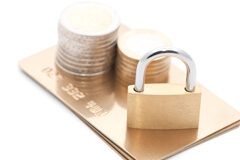 Protección de los créditos contra la masa: modificación y aclaración con la reforma concursal Tarjetas de crédito y encima de ellas monedas de euros y un candao