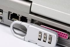 European data protection: a new beginning? Un candado apoyado en un disco duro.