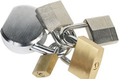 El papel de las empresas en la modernización del marco legal en protección de datos Manojo de candados