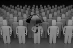 Protección a las víctimas y función de la justicia penal Varios muñecos y uno con un paraguas