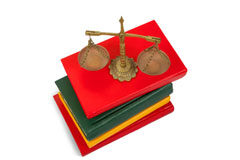 La prueba ilícita penal en España y Estados Unidos. Notas comparadas. (I) Varios libros con una balanza sobre ellos.