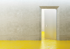 Una pared gris suelo amarillo y una puerta abierta