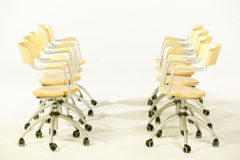 Más Beneficios Fiscales para las Pymes Dos filas de sillas de despacho.