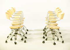 Dos filas de sillas de despacho.