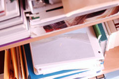 Modificaciones Urgentes en el ámbito Fiscal Varias carpetas con papeles.