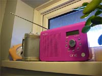 Una radio en un cuarto de baño. Una radio en un cuarto de baño.