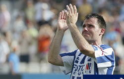 El Supremo ratifica la suspensión de la reforma de estatutos de la Federación Vasca de Fútbol Un jugador de la Real Sociedad aplaudiendo a su público.