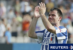 Un jugador de la Real Sociedad aplaudiendo a su público. Un jugador de la Real Sociedad aplaudiendo a su público.