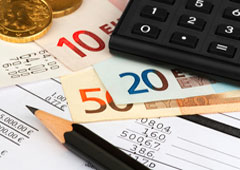 Papeles, lápiz, monedas y calculadora Papeles, lápiz, monedas y calculadora