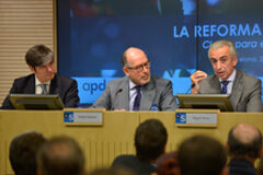 “Es necesaria una reducción de la carga fiscal para potenciar la recuperación económica y el empleo», según Miguel Ferre De izda a dcha: Llorenç López Carrascosa, Consejero Delegado de EY y Socio Director de la oficina de Barcelona; Pedro Fontana, Presidente de la APD Zona Mediterránea; y Miguel Ferre, Secretario de Estado de Hacienda