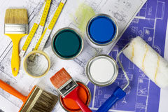 Deducciones por obras en la vivienda Planos, botes de pintura, brochas y un metro.