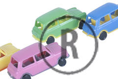 Nuevas obligaciones de comunicación al registro de vehículos Unos coches de juguete con la marga de registro