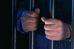 El proceso penal contra personas jurídicas Unas manos agarrandose a las rejas