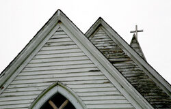 Los profesores de religión de colegios públicos de Castilla-La Mancha no aplican el convenio entre el Ministerio de Educación y Ciencia y distintos Sindicatos Tejado de una Iglesia.