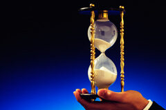 La prescripción de las acciones de responsabilidad contra los administradores Un reloj de arena sobre una mano