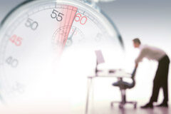 ¿De verdad se puede hablar de “jornada a la carta”? Relojn y persona trabajando