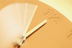 El plazo de prescripción de las acciones del agente Un reloj color naranja claro y marcando las doce menos cinco y con la aguja minutera en movimiento