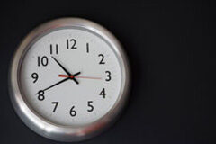 ¿Qué dice la ley sobre las horas extras? Reloj de aguja en la pared.