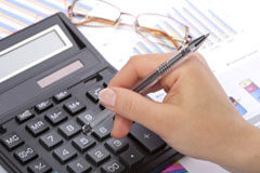 Campaña de renta 2010 Una mano usando una calculadora.