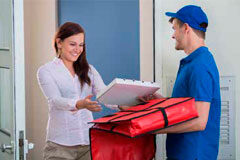 Repartidores de comida a domicilio, ¿los esclavos del siglo XXI? Repartidor