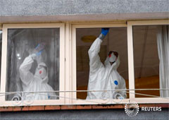 Trabajadores sanitarios limpian el hogar de ancianos donde una mujer murió y varios residentes y cuidadores han sido diagnosticados con el coronavirus en Grado, Asturias, España 20 de marzo de 2020.