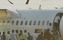 Cinco puntos clave de la directiva de retorno Cinco puntos clave de la directiva de retorno. Un grupo de inmigrantes haciendo cola para subir al avión que les llevará a su país de origen