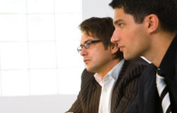 Cómo evitar y remediar las situaciones de bloqueo societarias Dos clientes hablando con un abogado en un despacho.