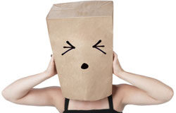 ¿Sabía que causar ruido constituye un delito de lesiones? Una mujer con una bolsa en la cabeza tratando de no oír el ruído.