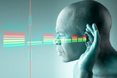 Contaminación acústica y derechos fundamentales (I) Un chico escuchando con su mano en su oreja.