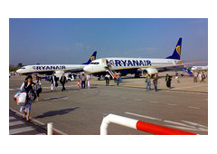 Un avión y pasajeros de Ryanair