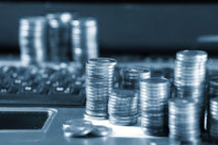 ¿Se puede dejar de ir a trabajar cuando no se cobra el salario? Montones de monedas sobre una mesa.