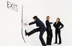 Y si detienen a mi cliente, ¿qué hago? (I) Tres ejecutivos intentando salir de un cuarto.