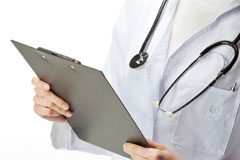 El Tribunal Supremo fija que corresponde a la administración penitenciaria y no a la sanitaria pagar la sanidad pública a los presos Una médico leyendo documentos