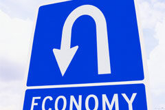 El despido por causas objetivas económicas tras la Reforma Laboral Una señal de curva peligrosa y debajo el letrero con la palabra 'economy'