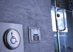Una señal de discapacitado y al lado una puerta