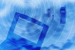 La Audiencia Nacional obliga a las administraciones a pagar una tasa para ofrecer wifi gratuito Imagen de un ordenador y teléfonos móviles en color azul.