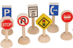 Los motivos para un nuevo procedimiento sancionador en materia de tráfico: un decálogo para la revolución Diferentes señales de tráfico a escala pequeña y en madera