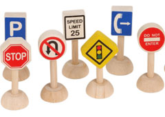 Diferentes señales de tráfico a escala pequeña y en madera
