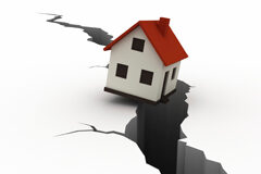 Divorcio y pago de hipoteca una casa en medio de una grieta