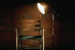 La discutida naturaleza de la responsabilidad concursal Una silla vacía y al lado un lámpara de pie con la luz encendida