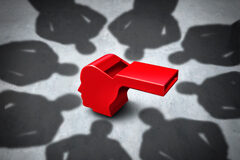 Testigo protegido: regulación y tratamiento en el proceso penal Siluetas de personas alrededor de un silbato rojo