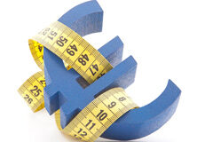 Cuánto pagamos a Hacienda por la dación en pago El símbolo del euro en azul y un metro (de medir) enroscado a él