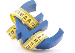 El símbolo del euro en azul y un metro (de medir) enroscado a él