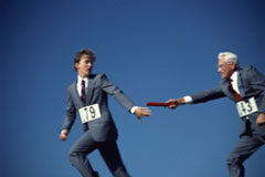 La Reforma del sistema de pensiones Un señor dándole el relevo a un chico.