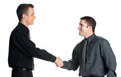 La responsabilidad de los socios de las sociedades cooperativas Dos hombres trajeados dándose la mano