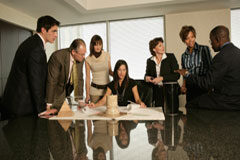 ¿Pueden los estatutos exigir la asistencia a la junta de la totalidad de los socios? Socios en una reunión