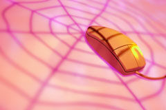 Polémica de la ley Sinde por el bloqueo de páginas web Un ratón de PC en medio de la sombra de una telaraña