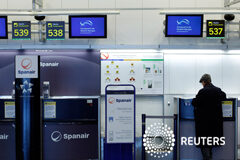 Concurso de acreedores de Spanair. Pasos que han de seguir los acreedores para maximizar sus posibilidades de cobro Un pasajero de Spanair llena el papeleo en el cerrado Spanair mostradores de facturación en el aeropuerto madrileño de Barajas
