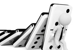 El delito de Stalking Muñeco sujetando fichas de dominó